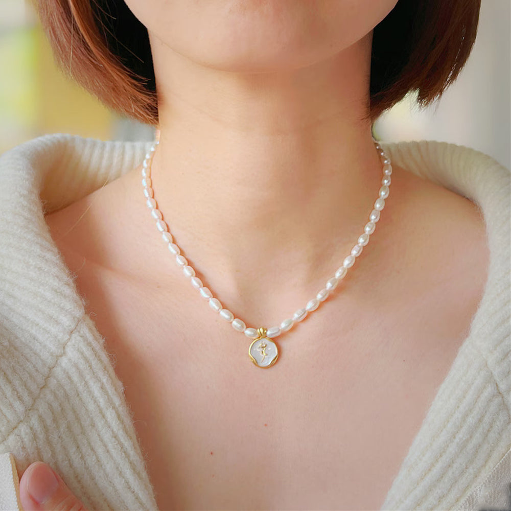 Dollcini Pearl Gyöngy Nyaklánc Virág Medállal – Rózsa vagy Tulipán